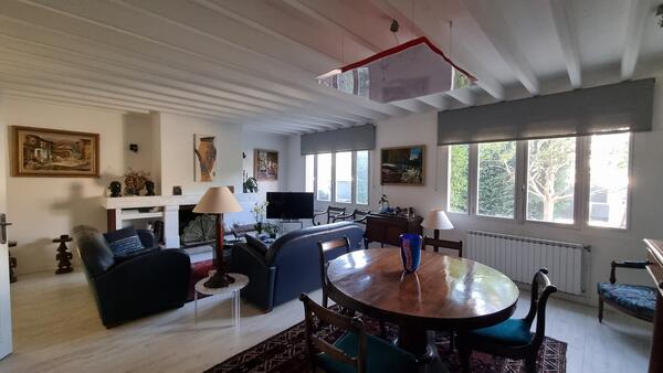 Salon avec cheminée