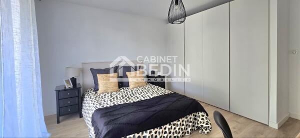 Chambre avec grand placard