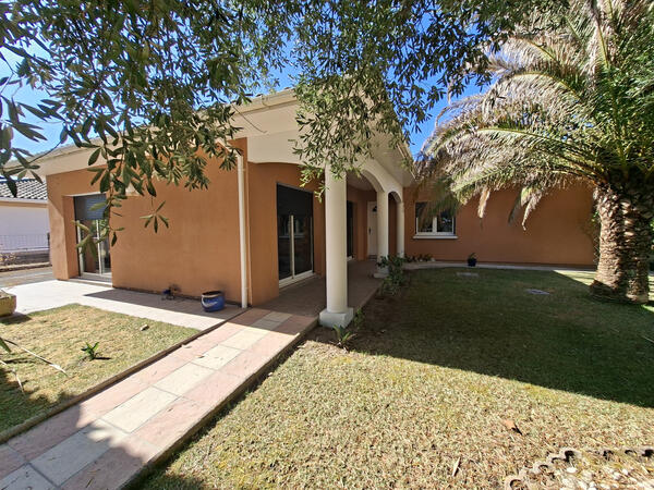 LUMINEUSE MODERNE EN IMPASSE CALME