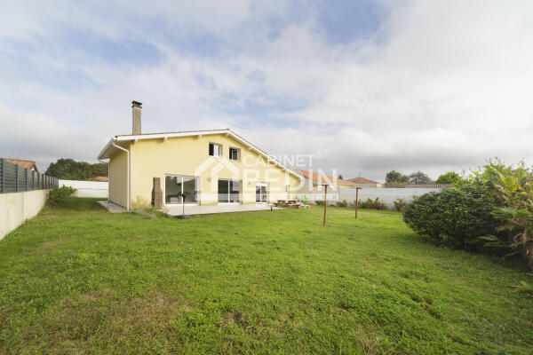 Maison moderne calme lumineuse