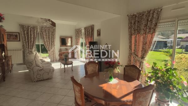 Pièce de vie lumineuse